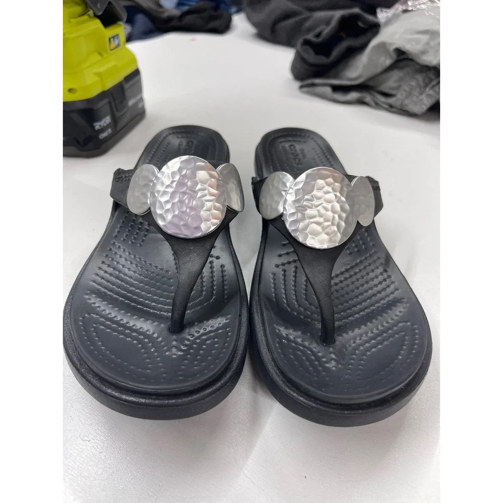 Crocs Sanrah Hammered Circle Wedge Sandals Black Silver Metallic Womens 6